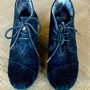 Like new TOMS desert wedge in black suede, size 5.